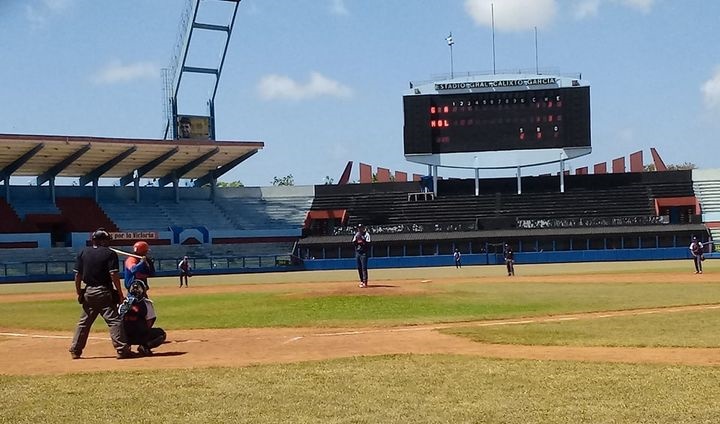 Juego de béisbol entre Granma y Holguín en Campeonato Nacional Sub-23