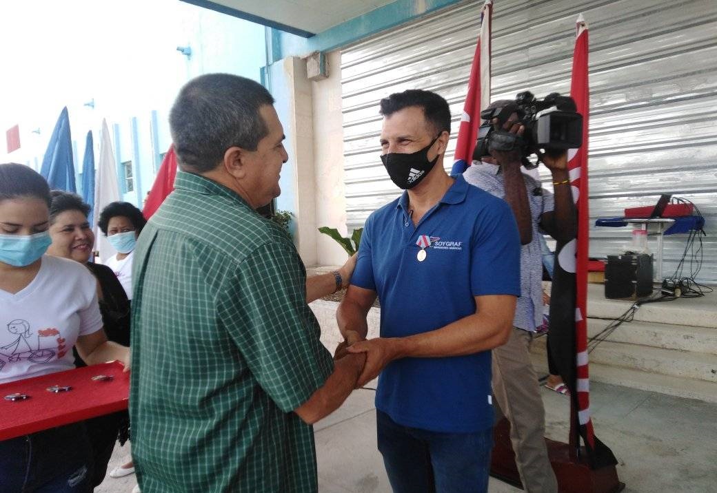Reconocen trabajadores gráficos en Holguín