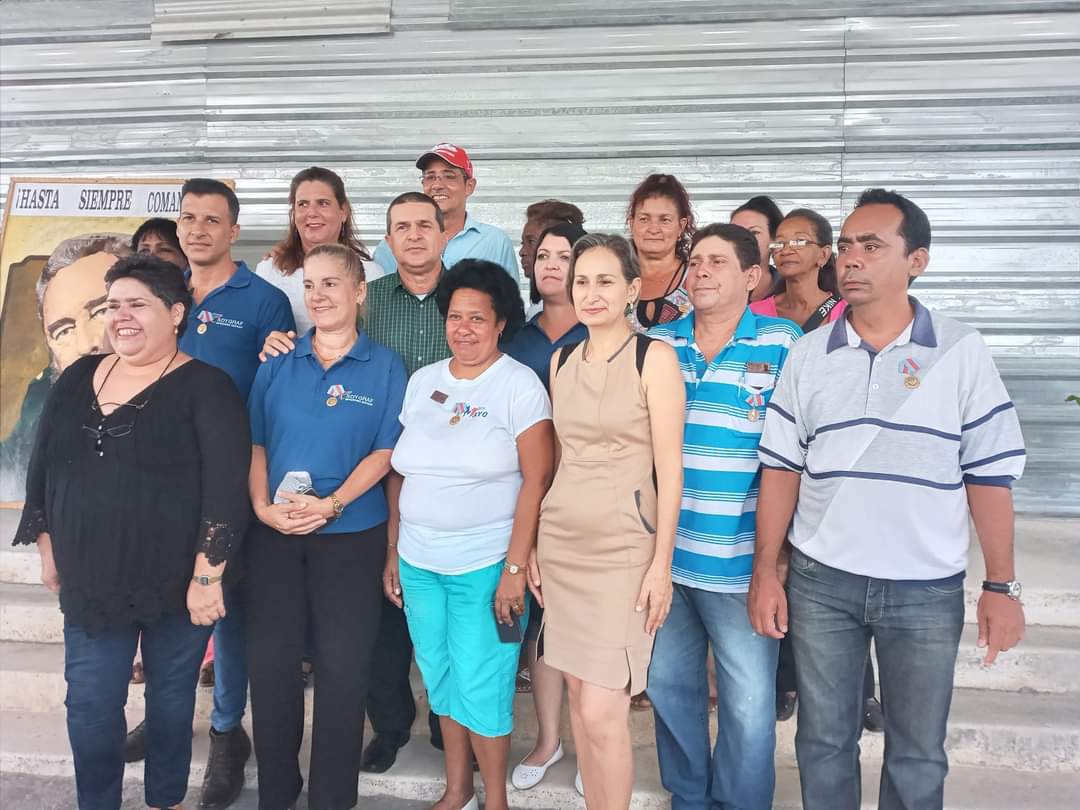 Homenaje a trabajadores gráficos de Holguín en su día