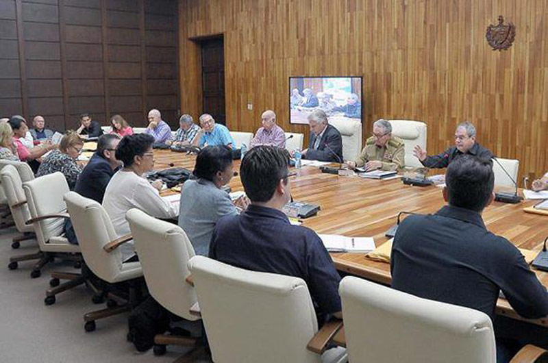 The Cuban National Parliament working committee in charge of drafting the new Constitution. Photo: Estudios Revolución. comision redactora de const