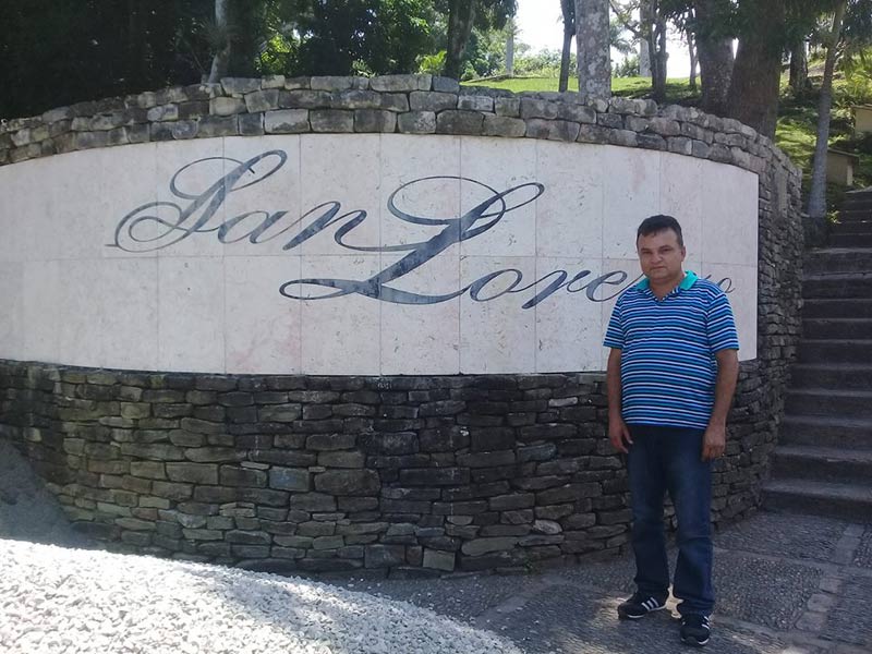 Ronel González, autor del poemario, en San Lorenzo, sitio de la caída de Carlos Manuel de Céspedes, Padre de la Patria. portadaH3