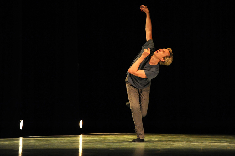 Vladimir Malakhov interpreta coreografía realizad para él por Yoel González Malkhov interpreta