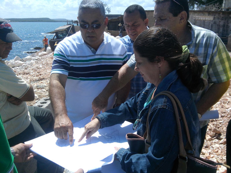 Las máximas autoridades de la provincia comprueban la marcha del Proyecto Malecón de la ciudad de Gibara. Gibara2