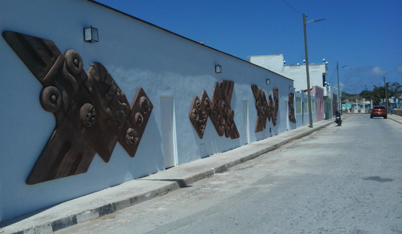 Las paredes hoy muestran atractivos murales. Gibara3