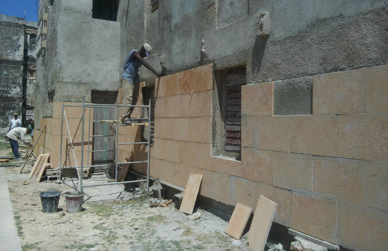 Varios inmuebles han sido beneficiados con enchape de losas de jaimanitas para minimizar la corrosión por el salitre del mar. Gibara6