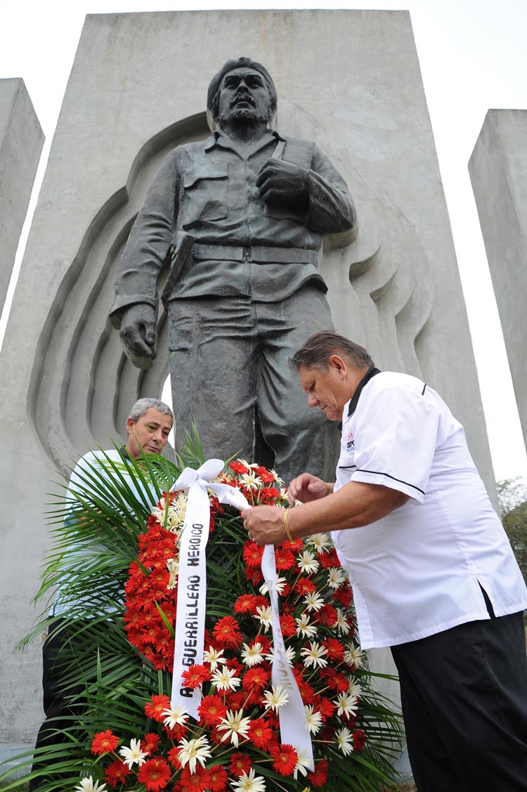 Ariel Velázquez y Eugenio Almarales fueron los obreros más destacados en el año encargados de colocar la ofrenda floral al Guerrillero Heroico. Aniversario Expo-Holguín