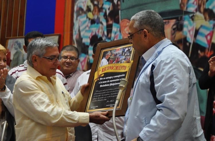 Reconocimiento a Félix Hernández, presidente saliente de la Upec en Holguín, por Luis Antonio Torres Iríbar, primer secrtario del PCC en Holguín Reconocimientos a Félix Hernández