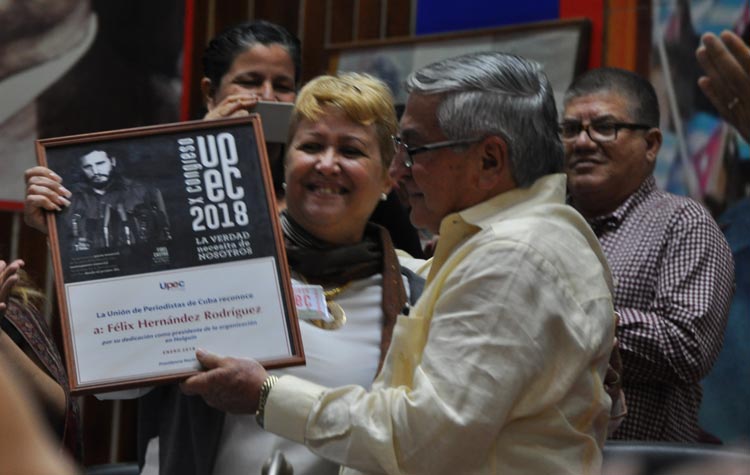 Aixa Hevia en nombre de la Upec Nacional reconocen a Félix Hernández, presidente saliente de la Upec en Holguín Reconocimiento a Félix Hernández