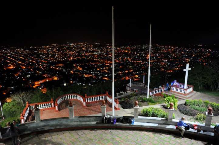Vista de la ciudad desde la Loma de la Cruz en la noche Añoranza por Holguín. Foto: Carlos Rafael