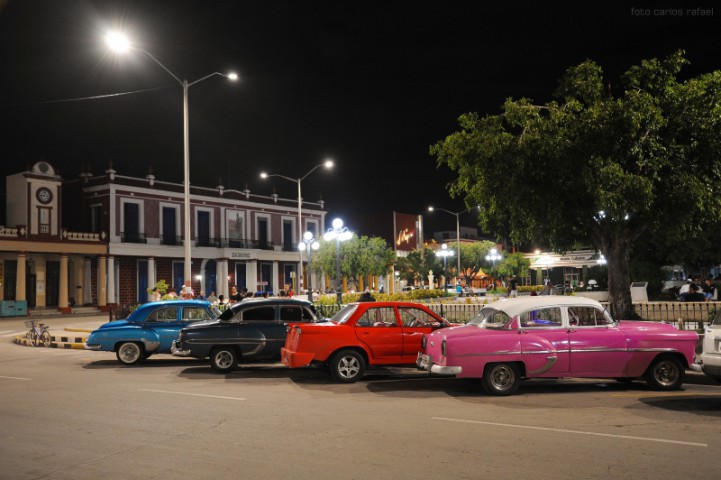 Vista del Parque Calixto García de noche Añoranza por Holguín