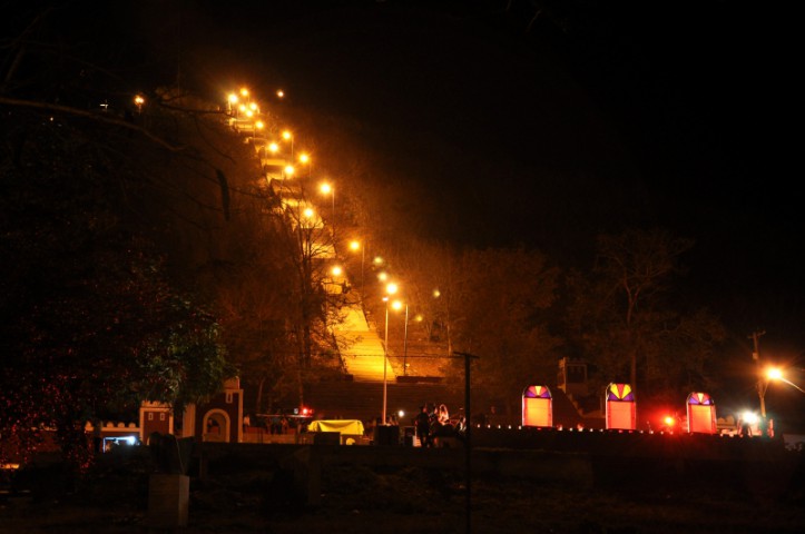 Escalinata de la Loma de la Cruz, de noche. Añoranza por Holguín