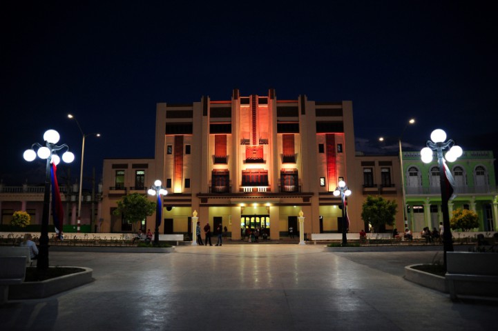 Parque Calixto García de noche Añoranza por Holguín