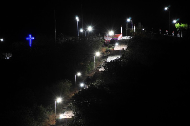 Escalinata de la Loma de la Cruz, de noche Añoranza por Holguín