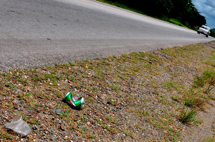 Basura arrojada en el medio ambiente. Foto: Carlos Rafael