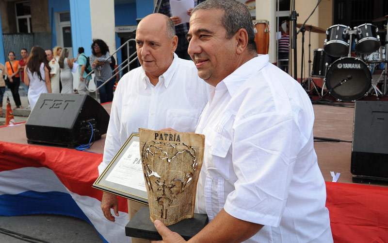 El periodista Aroldo García recibe el premio "Abraham Portuondo", por la obra de toda la vida / Fotos: Carlos Rafael acto upec 1