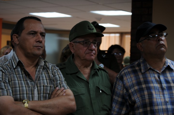 El general de Cuerpo de Ejército Ramón Espinosa Martín, viceministro de las FAR y jefe de la Region Estratégica Oriental; el primer secretario del PCC en Holguín, Luis Antonio Torres Iríbar, y el presidente del gobierno, Julio César Estupiñán en el aeropuerto internacional de Holguín Accidente aereo en Cuba: consternación en Holguín. Foto: Elder Leyva
