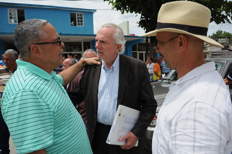 Representatives and devotees of the Evangelical Church, the First National Church of God and of the Spiritist Federation of Holguín, as well as the highest authorities of the Party and the Government in the province were present at the funeral. fieles2