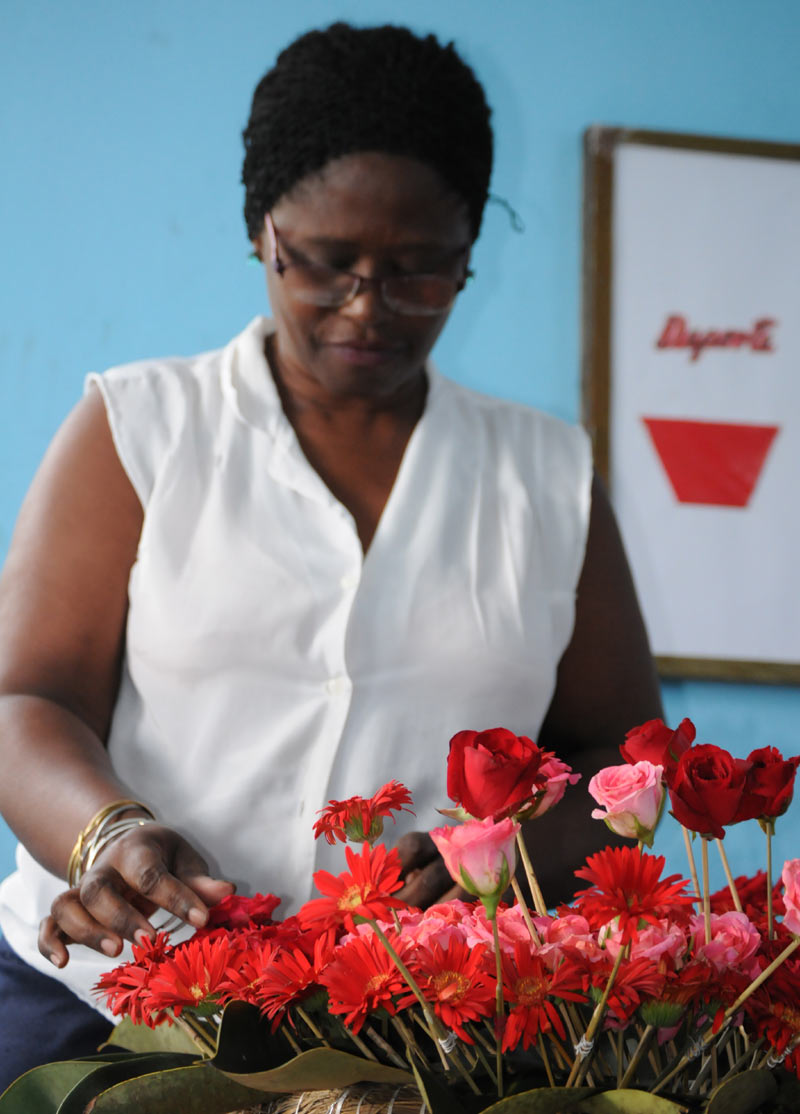 En la Fábrica de Coronas se hilvanan, en turnos de 12 horas, las flores y se diseñan las letras para las cintas. reportaje ania 2