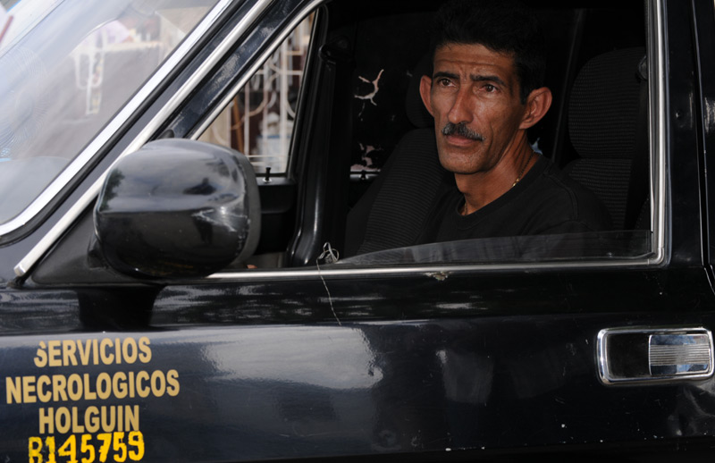 Robin Infante Figueredo, chofer de carros fúnebres para Servicios Nacionales reportaje ania 4