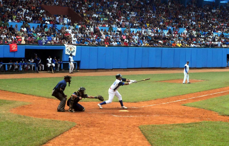 Los Cahorros holguineros cedieron su primera subserie a los Gallos de Sancti Spíritus.Foto: Radio Sancti Spíritus Beisbol Gallos Cachorros