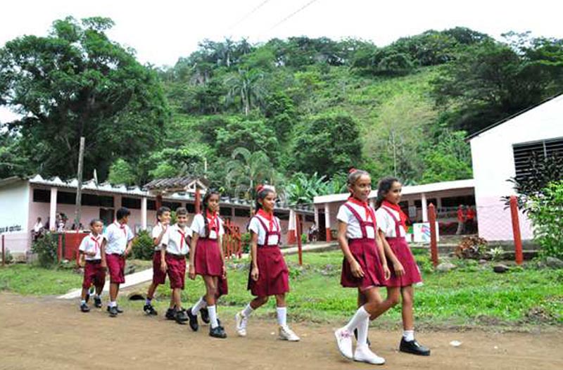 El Programa Educa a tu Hijo cuenta con promotores para atender a 301 niños y niñas. Foto: aldia.cu Curso esc P.Turq 03