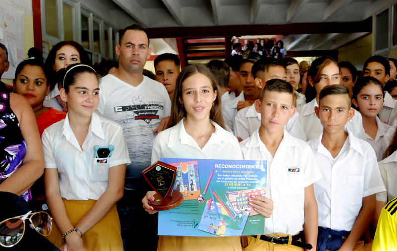 Melissa Pérez Hernández, de octavo, ganadora del Concurso Nacional de creación Infantil El Minint y Yo, en la categoría de Artes Plásticas. Fotos del autor minint concurso 1