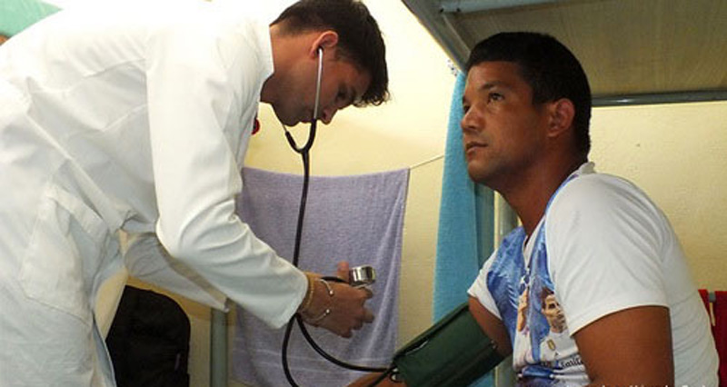 Ante la proliferación de arbovirosis causadas por la picadura del mosquito Aedes aegypti es necesario apreciar a la hospitalización como una medida de máxima importancia para preservar la salud propia y evitar el contagio de familiares y vecinos. Foto: Radio Angulo Dengue hospitalización 0