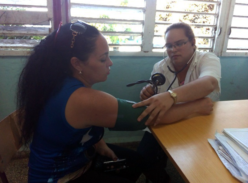 La doctora Yenly Serrano subraya que la hospitalización permite seguir de cerca la evolución del paciente con síntomas de dengue y actuar con rapidez ante cualquier señal negativa. Foto de la autora Dengue hospitalización 1