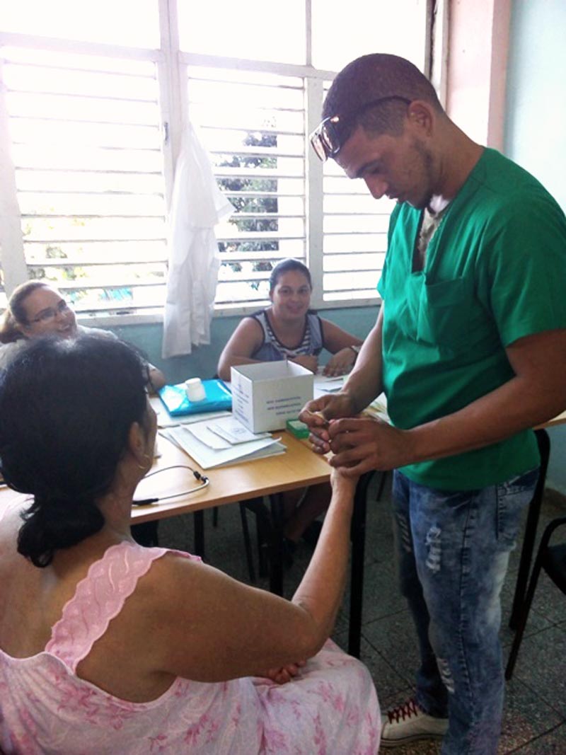 En las instalaciones habilitadas para recepcionar pacientes febriles en Holguín se realizan constantemente análisis de sangre para conocer el conteo de plaquetas y otros indicadores de la salud de los enfermos. Foto de la autora Dengue hospitalización 2