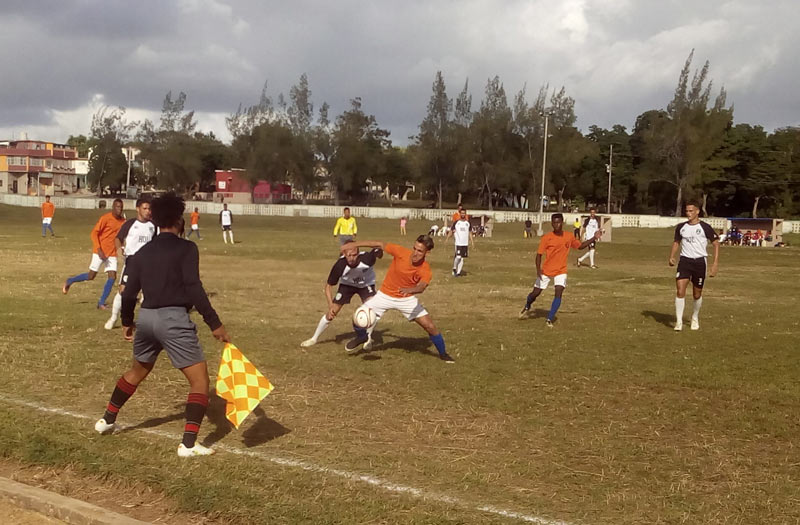 Panteras holguineras alcanzaron su primer punto ante el conjunto de Sancti Spíritus pero no bastó para salir del fondo de la tabla. Fotos: Flabio Gutiérrez Delgado Fut Nac Hg vs SS 1