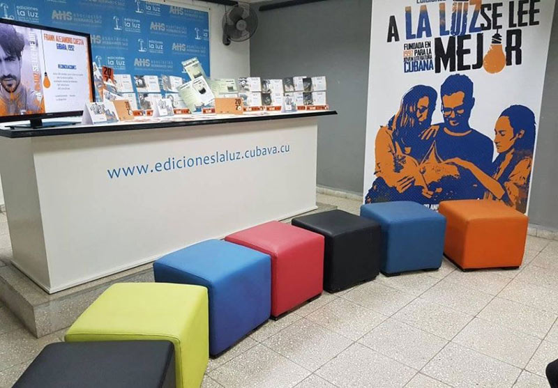 Ediciones La Luz presenta la campaña de comunicación del 2020 "A la Luz se lee mejor". La luz laluz cmp 01