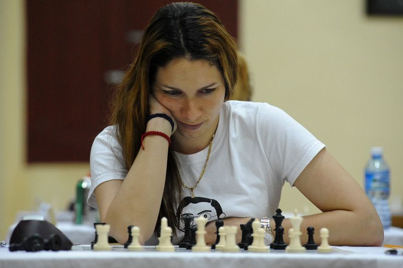 La MI Lisandra Llaudy doblegó al MF Alejandro García, para ubicarse en el lugar 22 y ser la mejor posicionada del torneo. Foto: Carlos Rafael ajedrez lisandra