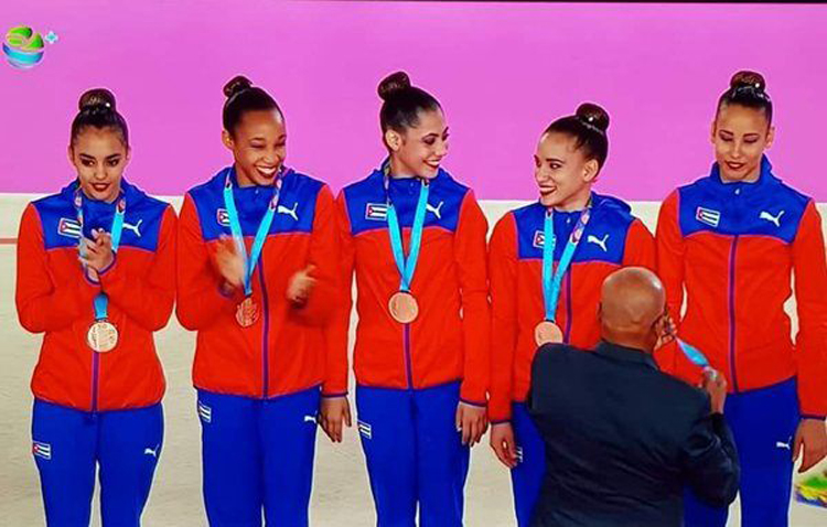Danay Utria (última a la derecha) obtuvo el tercer puesto en la Copa Kabaeva, junto a las dos preseas de oro en los certámenes nacionales y su participación en Copas Mundiales. danay utria1