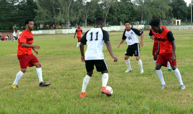 La escuadra holguinera de fútbol igualó a un gol ante Camagüey y se quedó sin opciones de llegar a la segunda ronda de la Liga Cubana, en su edición 105. Foto: Carlos Rafael futbol casadelvalle