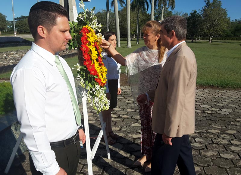 Una ofrenda floral en el mausoleo donde reposan los restos del Mayor General Calixto García fue el preámbulo del encuentro bpa balance 3