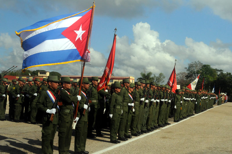 Ernesto Santiesteban, presidente del Consejo de Defensa Provincial, condecora a oficiales destacados defensa hg 2