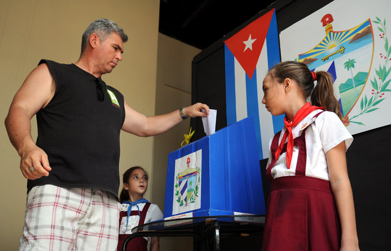 Amparados por la Ley Electoral los holguineros asisten voluntariamente a las urnas foto: Carlos Rafael voto cronica suñol 01
