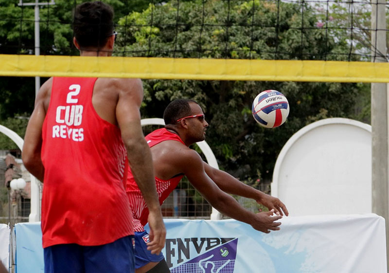 El holguinero Sergio González y el matancero Luis Enrique Reyes, fueron superados 2-1 por la dupla uruguaya. voleibol playa