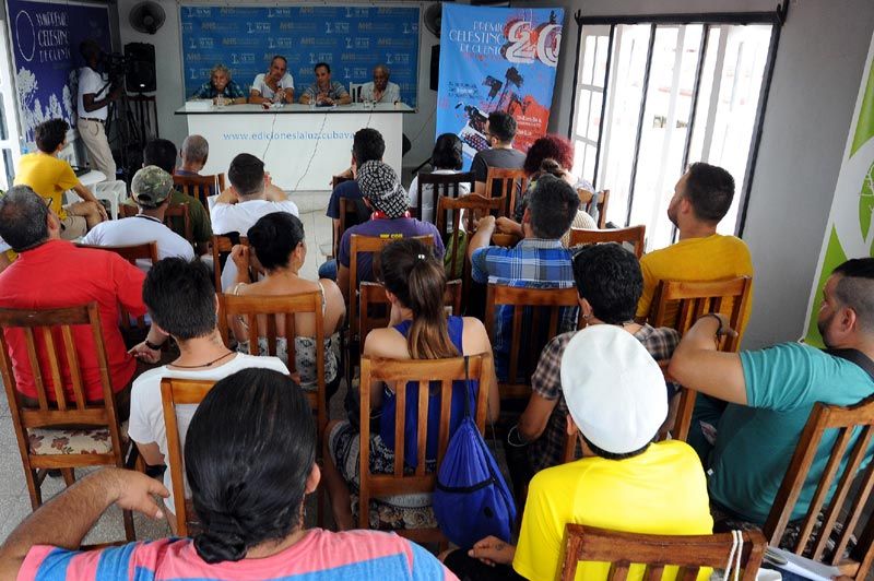 Promovido por Ediciones La Luz, el evento reúne en Holguín a una veintena de autores de casi todas las provincias cubanas. Fotos: Carlos Rafael Celestino premio 2