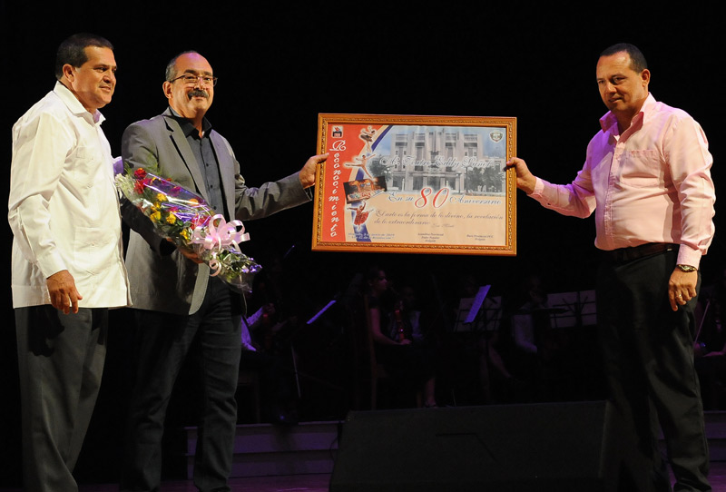 Las máximas autoridades políticas y gubernamentales de la provincia, entregan Distinción a Roger Rodríguez, director del Teatro. Cuple T.Suñol 02