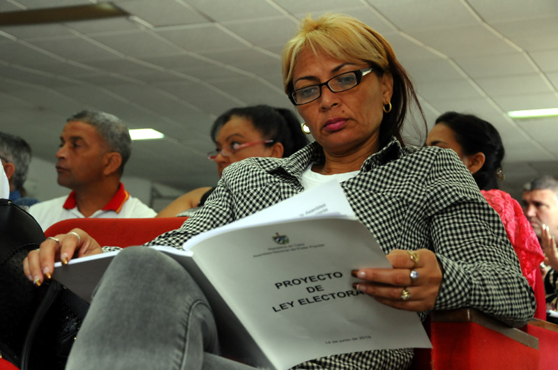 En territorio holguinero, los Diputados del oriente de Cuba debatieron sobre el Proyecto de Ley Electoral. Foto: Elder Leyva ley electoral hg
