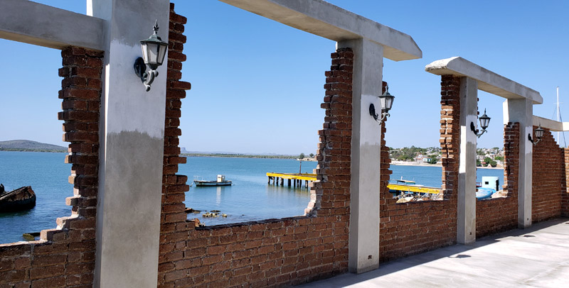Vista de la restauración de una de las paredes del Centro Cultural El Almacén, en Gibara. Fotos: Silvio Pérez Carralero ruinas gibara 1