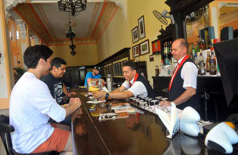 En la provincia de Holguín existen 4 mil 583 trabajadores afiliados al sindicato de turismo. foto: Trabajadores turismo dia trabajador 2