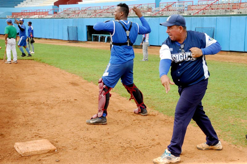 Carlos Paz, uno de los entrenadores del elenco holguinero, brinda instrucciones al receptor Franklin Aballe pelota serie 59 2