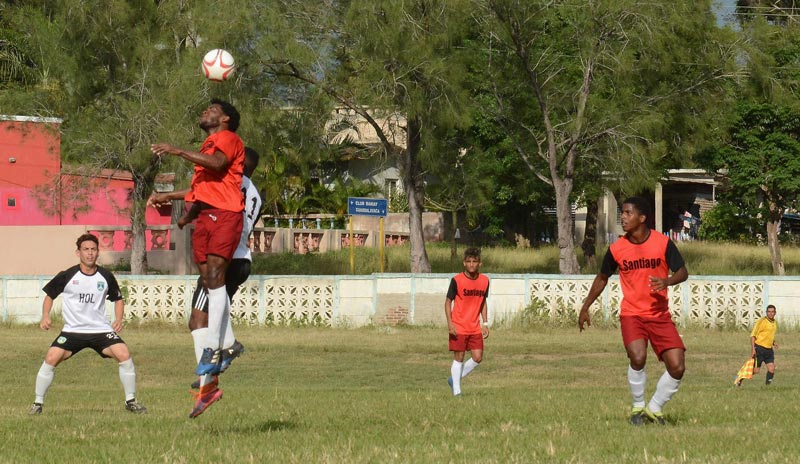 Las Panteran holguineras sufrieron su cuarta derrota consecutiva, esta vez frente al conjunto de Las Tunas. Fotos: Carlos Rafael Fut Nac HG vs Santiago