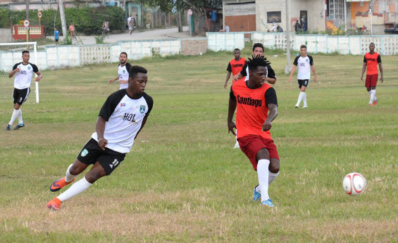 Yadián Casa del Valle (11) marcó el gol de la selección holguinera después de una temporada de descanso. Futbol Nac HG Stgo 02