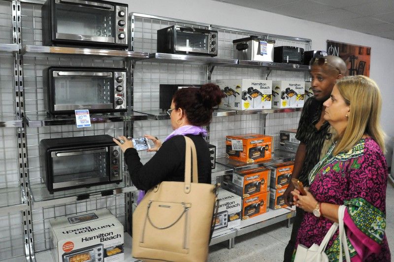 Inaugurada en Holguín tienda para venta en moneda libremente convertible. nikel1