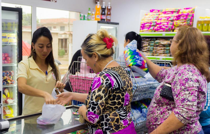 Las nuevas medidas anunciadas permiten a personas naturales que posean moneda libremente convertible, la compra de productos que no se comercializan en las tiendas existentes en Cuba. Foto: Torralbas Cimex venta MLC