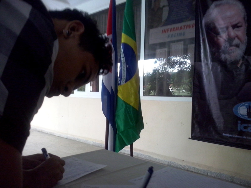 La comunidad universitaria de la Uho se suma al reclamo por la excarcelación de Lula. Fotos: Iván Fernández y de la autora lula Uho