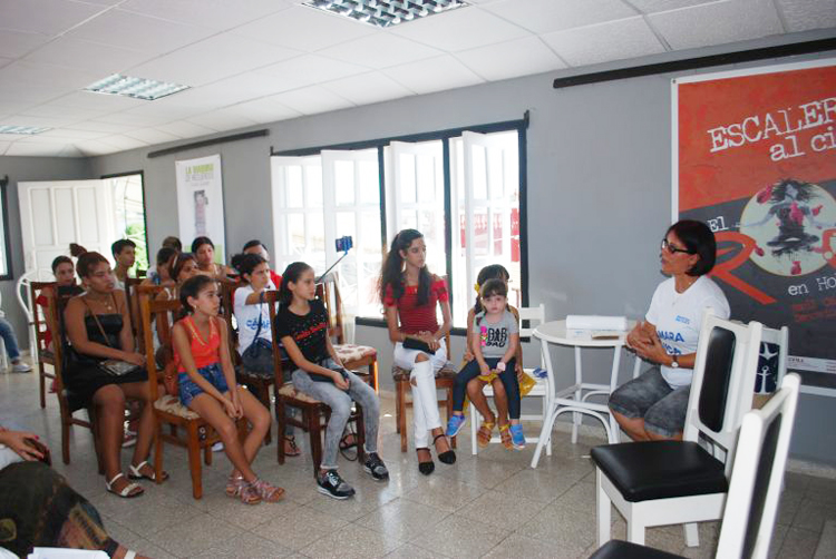 El Primer Taller Niños y audiovisualidad “Mi mundo en imágenes”, se insertó en las actividades de la XXV Fiesta de la Cultura Iberoamericana en Holguín. taller1